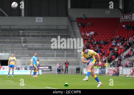 Lachlan Coote #1 von Hull KR nimmt den Conversion-Kick und erzielt am 6/12/2022 in St Helens, Großbritannien, 4-6 Punkte. (Foto von James Heaton/News Images/Sipa USA) Stockfoto