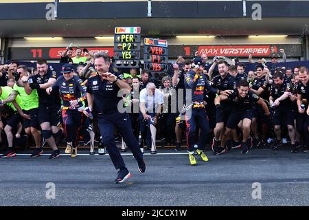 Christian Horner (GBR), Teamchef von Red Bull Racing, und das Team feiern ein 1-2-Ziel für Max Verstappen (NLD) Red Bull Racing und Sergio Perez (MEX) Red Bull Racing. 12.06.2022. Formel 1 Weltmeisterschaft, Rd 8, Großer Preis Von Aserbaidschan, Baku Street Circuit, Aserbaidschan, Wettkampftag. Bildnachweis sollte lauten: XPB/Press Association Images. Stockfoto