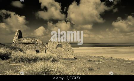 Bild von Vielle Eglise, Strand, Meer und Sanddünen. Schwarzweiß-Bild. Carteret, Normandie, Frankreich Stockfoto