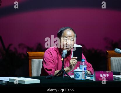 Peking, China. 12.. Juni 2022. Zhang Heping, ehemaliger Präsident des Pekinger Volkskunsttheaters, spricht über ein Symposium anlässlich des 70.. Jahrestages der Gründung des Theaters in Peking, der Hauptstadt Chinas, am 12. Juni 2022. Quelle: Chen Zhonghao/Xinhua/Alamy Live News Stockfoto