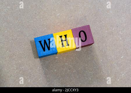 ABKÜRZUNG DER WHO-Weltgesundheitsorganisation für bunte Holzwürfel vor Holzgrund. Stockfoto
