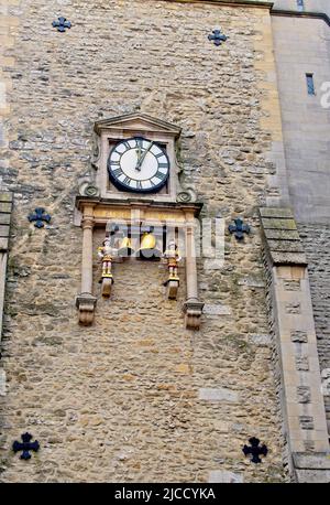 Blick auf die Uhr und die Glocken auf dem Carfax Tower in Oxford Stockfoto
