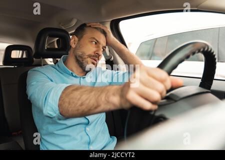 Unzufriedener Fahrer Mann, Der Auto Fährt, Der Ein Problem Mit Dem Automobil Hat Stockfoto