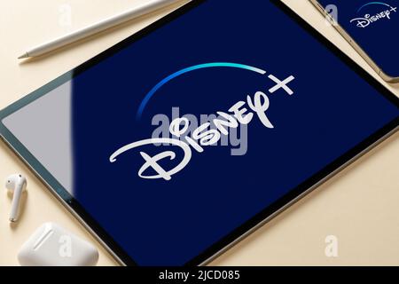 Antalya, TÜRKEI - 12. Juni 2022. Disney Plus App-Symbol auf dem iphone-Smartphone und ipad-Tablet-Bildschirm Stockfoto