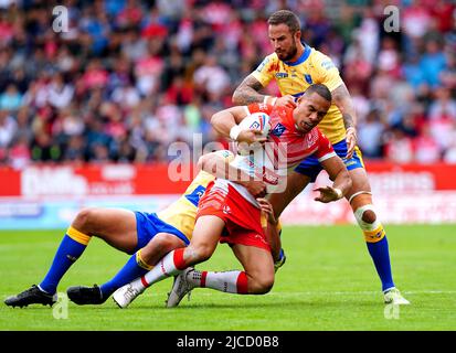 St Helens' will Hopoate (Mitte) wird von Hull Kingston Rovers' Ben Crooks (rechts) und Luis Johnson während des Betfred Super League-Spiels im total Wicked Stadium, St. Helens, angegangen. Bilddatum: Sonntag, 12. Juni 2022. Stockfoto