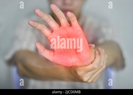 Schmerzhafter Palmar-Aspekt des asiatischen jungen Mannes. Konzept des Kompartiment-Syndroms, Zellulitis und Schmerzen der Handmuskulatur. Stockfoto