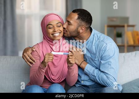 Porträt Eines Glücklichen Schwarzen Muslimischen Paares Mit Positivem Schwangerschaftstest Stockfoto