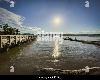 Beacon, NY - USA - 11. Juni 2022 Landschaftsansicht des Sonnenuntergangs über dem malerischen Hudson's Long Dock Park, gelegen am Ufer des Hudson River bei Beacon, Stockfoto