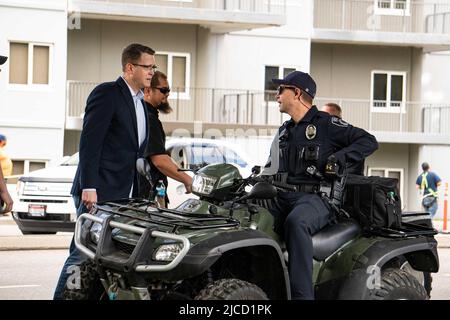 11. Juni 2022, Coeur d' Alene, Idaho, USA: Matt Shea spricht mit einem Polizeibeamten, der ihn darüber informiert, dass der bewaffnete gebetsmarsch, den er führt, während der „Pride in the Park“ in Coeur'D Alene, Idaho, verhaftet werden wird. (Foto: © Jake Lee Green/ZUMA Press Wire) Stockfoto