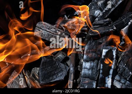 12. Juni 2022, Baden-Württemberg, Rottweil: Feuer wütet im Holzkohlegrill. Foto: Silas Stein/ Stockfoto