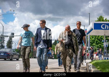 11. Juni 2022, Coeur d' Alene, Idaho, USA: Matt Shea führt einen bewaffneten gebetsmarsch zu verschiedenen Orten in der Innenstadt von Coeur d'Alene, Idaho, aus Protest gegen eine lokale jährliche „Stolz im Park“-Veranstaltung. (Bild: © Jake Lee Green/ZUMA Press Wire) Stockfoto