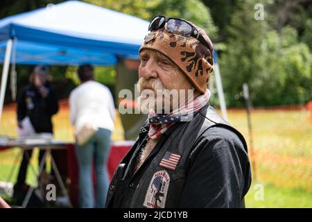 11. Juni 2022, Coeur d' Alene, Idaho, USA: Am 11. Juni 2022 veranstalteten Mitglieder des Panhandle Patriots Riding Club ihr jährliches Gun d'Alene-Event 3. im Stadtzentrum von Coeur d'Alene, Idaho. Viper, die Präsidentin des Reitclubs, oben abgebildet. (Bild: © Jake Lee Green/ZUMA Press Wire) Stockfoto