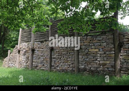 Rekonstruktion der keltischen Stadtmauer bei Finsterlohr Stockfoto