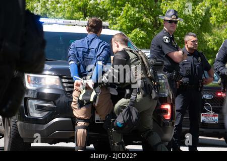 11. Juni 2022, Coeur d'Alene, Idaho, USA: 31 Mitglieder der weißen nationalistischen Gruppe Patriot Front wurden außerhalb des Mceuen Parks in der Innenstadt von Coeur d'Alene, Idaho, wegen Verschwörung zu Aufstandsanklagen verhaftet. (Bild: © Jake Lee Green/ZUMA Press Wire) Stockfoto