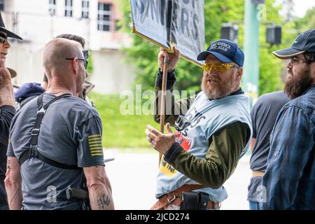 11. Juni 2022, Coeur d' Alene, Idaho, USA: Ein Straßenprediger erklärt, wie er während der jährlichen Veranstaltung „Pride in the Park“ aus dem Mceuen Park ausgestoßen wurde. Die Polizei gab an, dass er wegen eines Brechens der Lärmverordnung im Park gehen sollte, während er gegen die LGBTQI+-Veranstaltung im Mceuen Park in Coeur d'Alene, Idaho, protestierte. (Bild: © Jake Lee Green/ZUMA Press Wire) Stockfoto