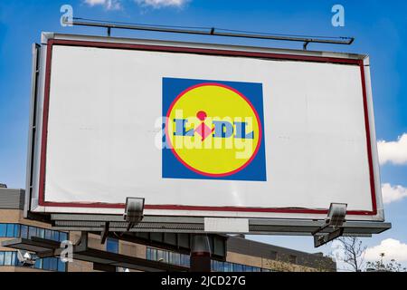 POZNAN, POL - 1. MAI 2022: Werbetafel mit Logo von Lidl, einer globalen Discounter-Supermarktkette, mit Sitz in Neckarsulm, Deutschland Stockfoto