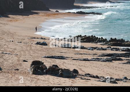 Porthleven Beach bei ebbe an einem Junimorgen Stockfoto