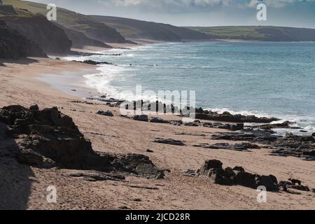 Porthleven Beach bei ebbe an einem Junimorgen Stockfoto