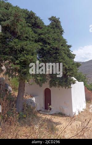 Blick auf die kleine Kirche, das Bergdorf Megalo Chorio, Tilos, auf dem Weg nach Agios Antonios, Dodekanese, Rhodos, Griechenland Stockfoto