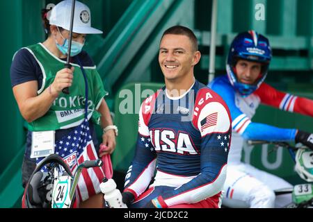 30.. JULI 2021 - TOKIO, JAPAN: Corben Sharrah aus den Vereinigten Staaten im Einsatz während des Halbfinales von Cycling BMX Racing bei den Olympischen Spielen 2020 in Tokio Stockfoto