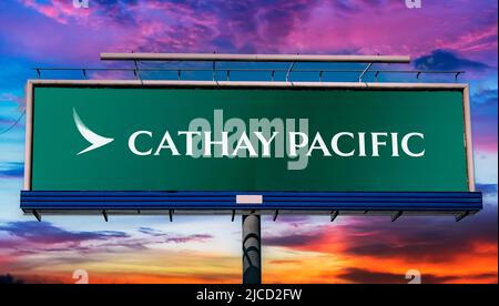 POZNAN, POL - 1. MAI 2022: Werbeplakat mit Logo von Cathay Pacific, der Flaggengesellschaft von Hongkong, mit Hauptsitz und Hauptdrehscheibe Stockfoto