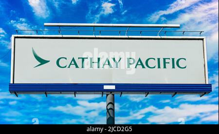 POZNAN, POL - 1. MAI 2022: Werbeplakat mit Logo von Cathay Pacific, der Flaggengesellschaft von Hongkong, mit Hauptsitz und Hauptdrehscheibe Stockfoto