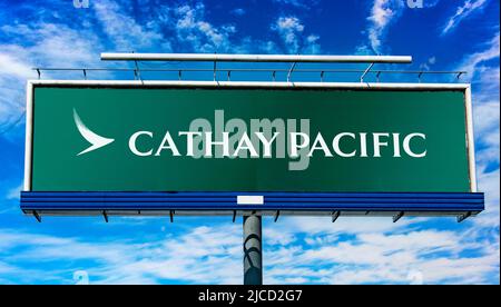 POZNAN, POL - 1. MAI 2022: Werbeplakat mit Logo von Cathay Pacific, der Flaggengesellschaft von Hongkong, mit Hauptsitz und Hauptdrehscheibe Stockfoto
