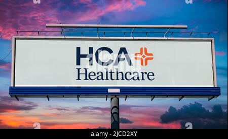 POZNAN, POL - 1. MAI 2022: Werbetafel mit dem Logo von HCA Healthcare, einem gemeinnützigen Betreiber von Gesundheitseinrichtungen, die gegründet wurde Stockfoto