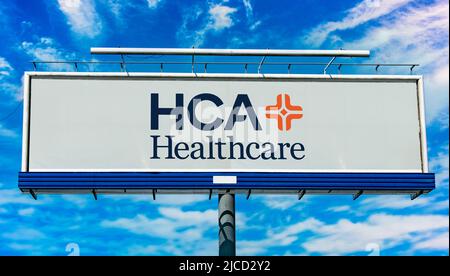 POZNAN, POL - 1. MAI 2022: Werbetafel mit dem Logo von HCA Healthcare, einem gemeinnützigen Betreiber von Gesundheitseinrichtungen, die gegründet wurde Stockfoto