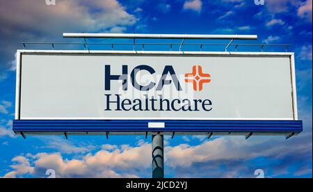 POZNAN, POL - 1. MAI 2022: Werbetafel mit dem Logo von HCA Healthcare, einem gemeinnützigen Betreiber von Gesundheitseinrichtungen, die gegründet wurde Stockfoto