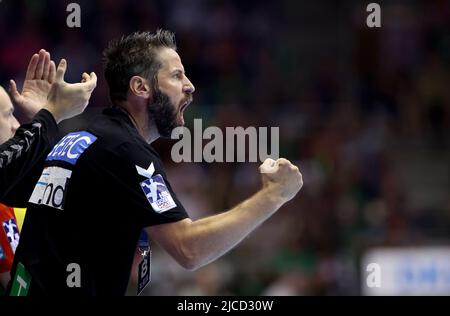 12. Juni 2022, Sachsen-Anhalt, Magdeburg: Handball: Bundesliga, SC Magdeburg - Rhein-Neckar Löwen, Matchday 34, GETEC Arena. Magdeburger Trainer Bennett Wiegert reagiert. Foto: Ronny Hartmann/dpa Stockfoto