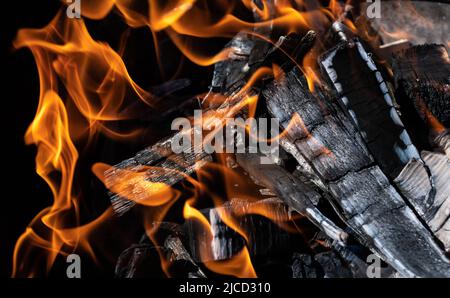 12. Juni 2022, Baden-Württemberg, Rottweil: Feuer wütet im Holzkohlegrill. Foto: Silas Stein/ Stockfoto