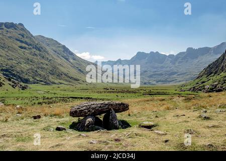 Dolmen von Achar de Aguas Tuertas im Hecho-Tal, Jacetania, Aragonische Pyrenäen, Naturpark der westlichen Täler, Provinz Huesca, Spanien Stockfoto
