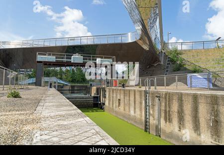 Schleusentore am Fluss Lea im Queen Elizabeth Olympic Park, Stratford. London Stockfoto