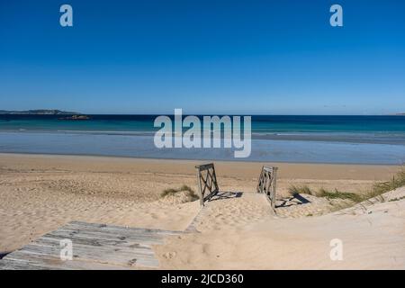 Holzsteg auf den Dünen eines Lanzada-Strandes in Galicien, Spanien Stockfoto