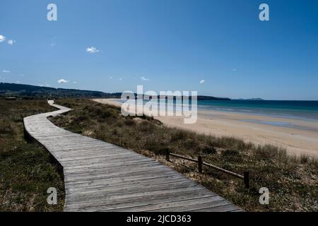 Holzsteg auf den Dünen eines Lanzada-Strandes in Galicien, Spanien Stockfoto