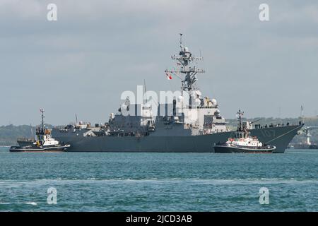 Der Zerstörer USS Gravely (DDG 107) der US Navy der Arleigh Burke-Klasse machte am 11.. Juni 2022 einen kurzen Logistikstopp in Portsmouth, Großbritannien, um Nahrungsmittel und Treibstoff zu erhalten. Stockfoto