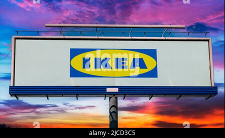 POZNAN, POL - 1. MAI 2022: Werbeplakat mit Logo von IKEA, einer multinationalen Gruppe, die montagefertige Möbel entwirft und verkauft, Stockfoto