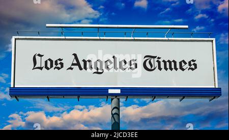 POZNAN, POL - 1. MAI 2022: Reklametafel mit Logo der Los Angeles Times, einer Tageszeitung, die in Los Angeles, Kalifornien, veröffentlicht wurde Stockfoto