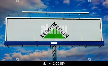 POZNAN, POL - 1. MAI 2022: Werbetafel mit dem Logo von Leroy Merlin, einem Baumarkt- und Gartenhändler Stockfoto