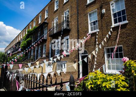 Windsor, Großbritannien. 2.. Juni 2022. Reihenhäuser sind mit Ammern drapiert abgebildet. In Windsor wird eine Reihe von Feiern für Königin Elizabeth II. Stattfinden Stockfoto