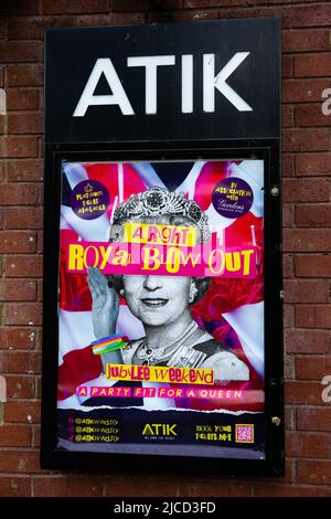 Windsor, Großbritannien. 2.. Juni 2022. Vor einem Nachtclub ist ein Plakat zu sehen, auf dem eine Platinum Jubilee Party steht. Windsor wird Gastgeber einer Reihe von Stockfoto