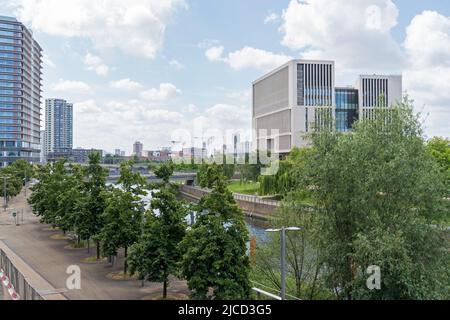 Blick auf den Fluss Lea in Stratford zum Gebäude der UCL East University. London - 12.. Juni 2022 Stockfoto