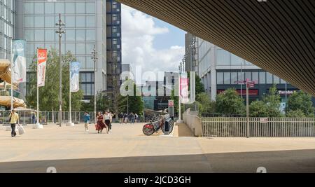 Westfield Shopping Centre vom Queen Elizabeth Olympic Park in Stratford aus gesehen. London - 12.. Juni 2022 Stockfoto