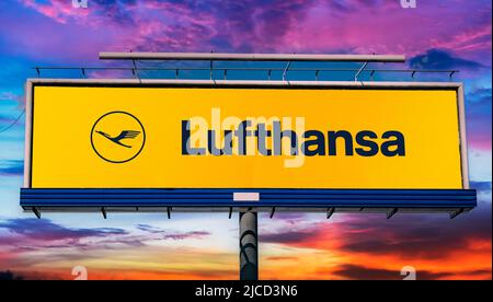 POZNAN, POL - 1. MAI 2022: Werbetafel mit dem Logo der Lufthansa, der Flaggenträger und größten deutschen Fluggesellschaft mit Sitz in Köln Stockfoto