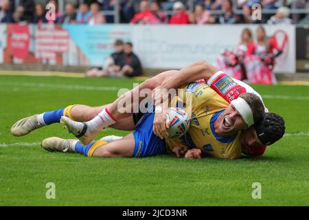 Matt Parcell #9 von Hull KR hat am 6/12/2022 einen Versuch in der ersten Hälfte in St Helens, Großbritannien, ausgeschlossen. (Foto von James Heaton/News Images/Sipa USA) Stockfoto