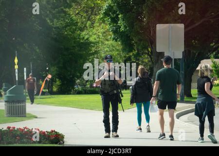 11. Juni 2022, Coeur d' Alene, Idaho, USA: Ein bewaffneter Mann patrouilliert auf den Straßen der Innenstadt von Coeur d'Alene, Idaho. (Bild: © Jake Lee Green/ZUMA Press Wire) Stockfoto