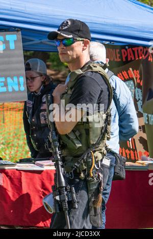 11. Juni 2022, Coeur d' Alene, Idaho, USA: Ein Mann, der mit einem Gewehr gewehrt wurde, patrouilliert die Gegend um den Panhandle Patriots Riding Club 3., die jährliche „Gun d'Alene“-Veranstaltung. Das diesjährige Thema lautete „Rette unsere Kinder“ als Reaktion auf eine lokale „Pride“-Veranstaltung in der Nähe im Mceuen Park, Coeur d'Alene, Idaho. (Bild: © Jake Lee Green/ZUMA Press Wire) Stockfoto