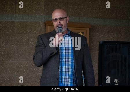 11. Juni 2022, Coeur d' Alene, Idaho, USA: Todd Engel spricht während der jährlichen „Gun d'Alene“-Veranstaltung des Patriot Panhandle Riding Club 3. mit einer Menge bewaffneter Männer und Frauen. Das Veranstaltungsthema lautete „Rette unsere Kinder“ als Reaktion auf eine lokale „Pride“-Veranstaltung in der Nähe am anderen Ende des Mceuen Parks in der Innenstadt von Coeur d'Alene, Idaho. (Bild: © Jake Lee Green/ZUMA Press Wire) Stockfoto