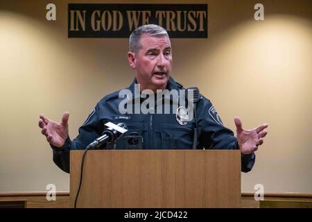 11. Juni 2022, Coeur d' Alene, Idaho, USA: Lee White, Der Polizeichef der Stadt Coeur d'Alene, Idaho, spricht während einer Pressekonferenz über die Verschwörung zu den Anschuldigungen gegen 31 Mitglieder der weißen nationalistischen Gruppe Patriot Front. Die Gruppe wurde nach der Beendigung gestoppt (Bildquelle: © Jake Lee Green/ZUMA Press Wire) Stockfoto